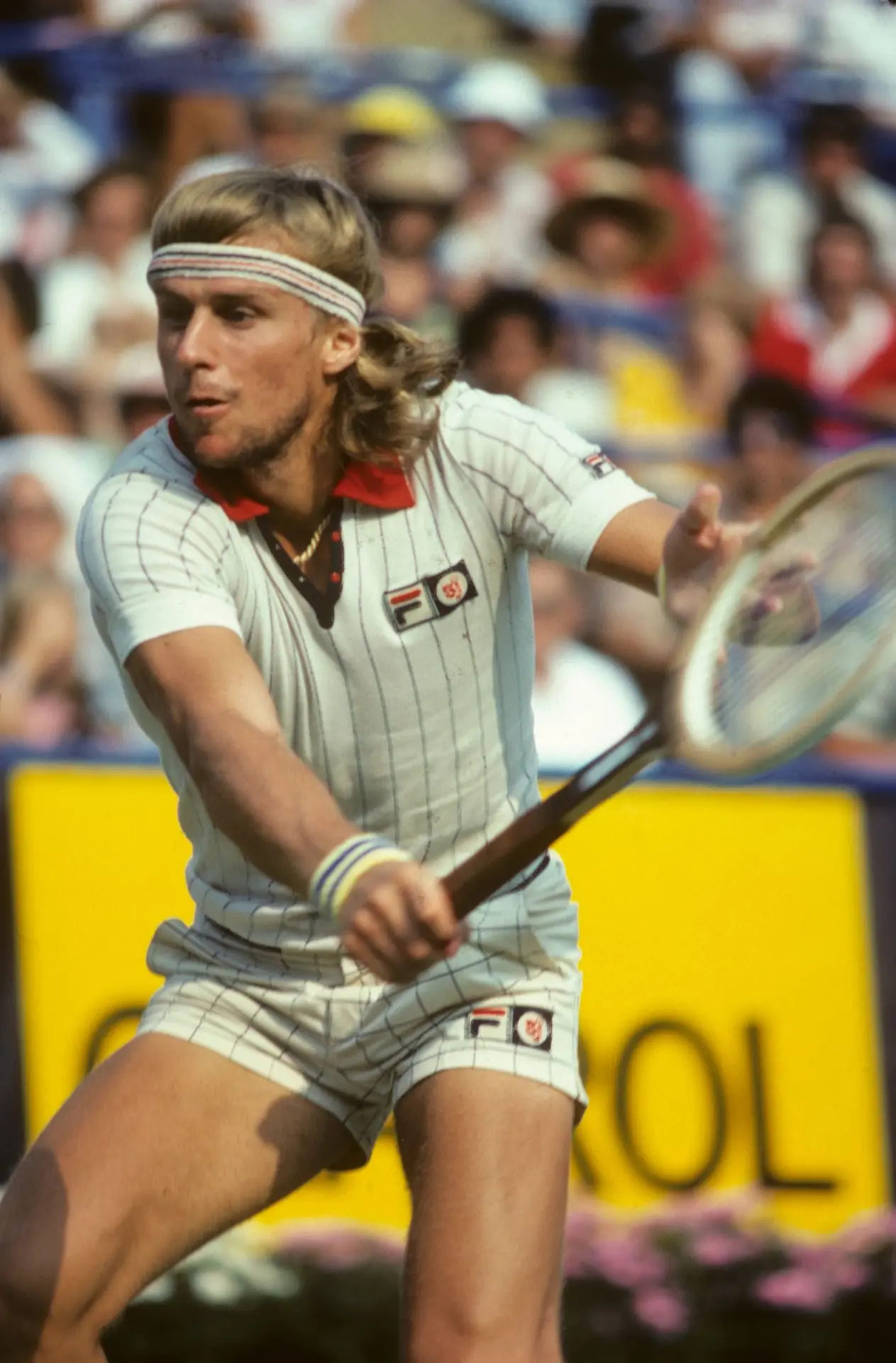 Björn Borg golpeando un revés en Wimbledon con una cinta retro de colores y muñequeras a juego