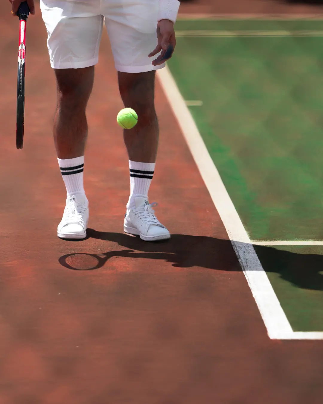 Moment des Unteraufschlags – den Rhythmus des Gegners stören Nahaufnahme eines Tennisspielers kurz vor dem Unteraufschlag auf Hartplatz