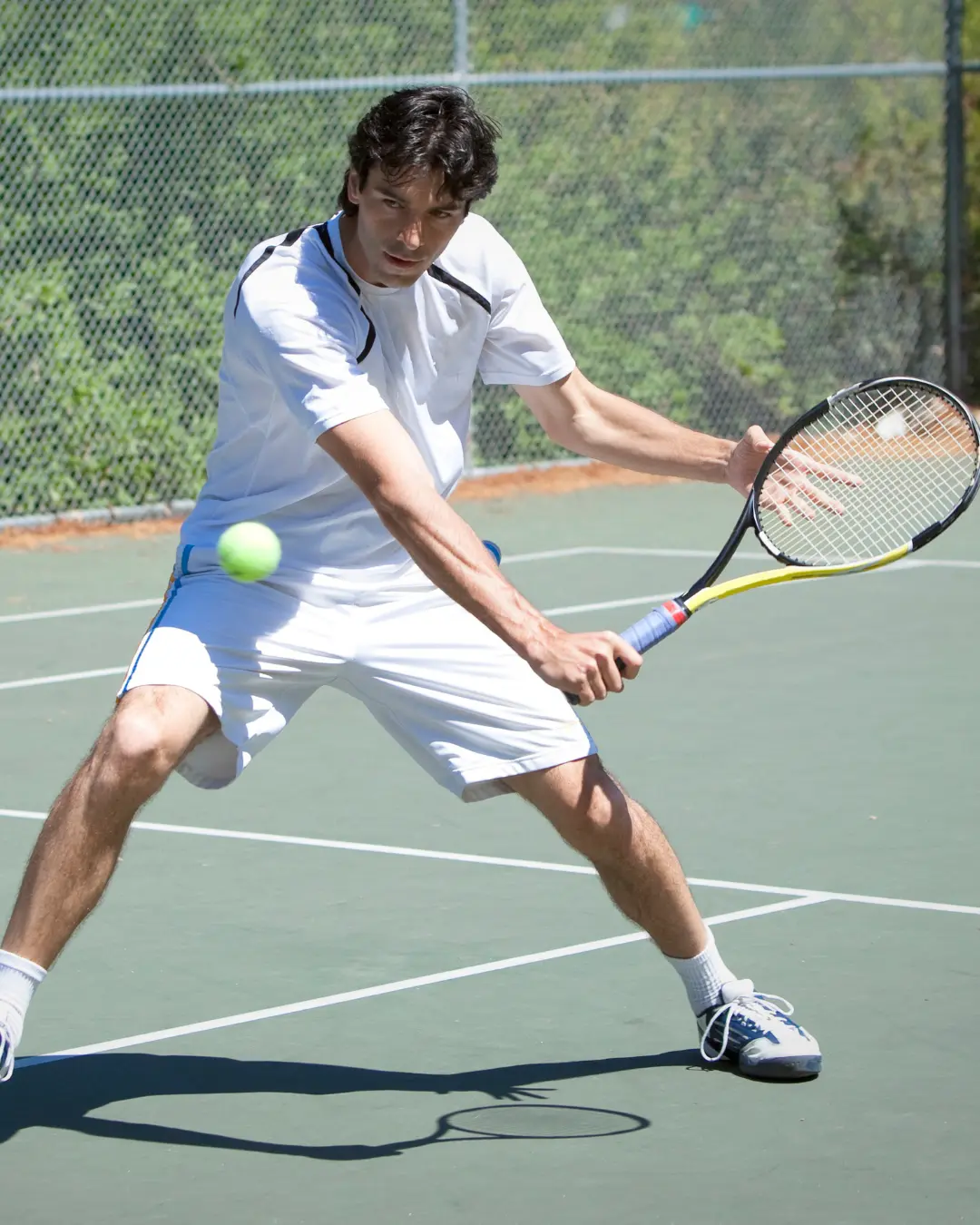 Slice und Variation im Tennis – Rhythmusbrechung durch unerwartete Schläge Tennisspieler schlägt mit hoher Konzentration einen tiefen Slice
