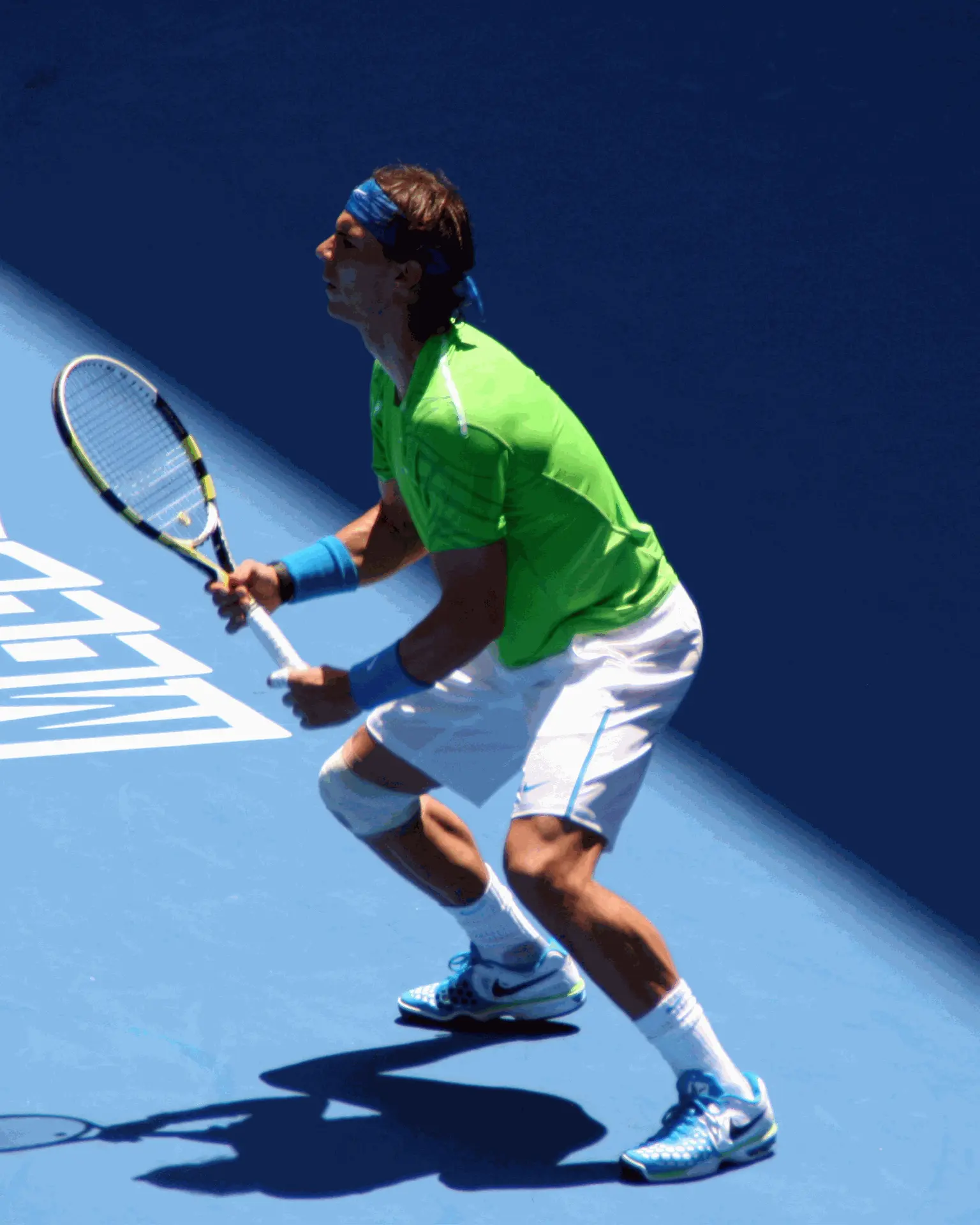 Rafael Nadal bereitet sich auf den Return vor – mentaler Fokus und Ritual auf Hartplatz, Australian Open 2012 Rafael Nadal konzentriert in der Ready-Position beim Return auf Hartplatz, AO 2012