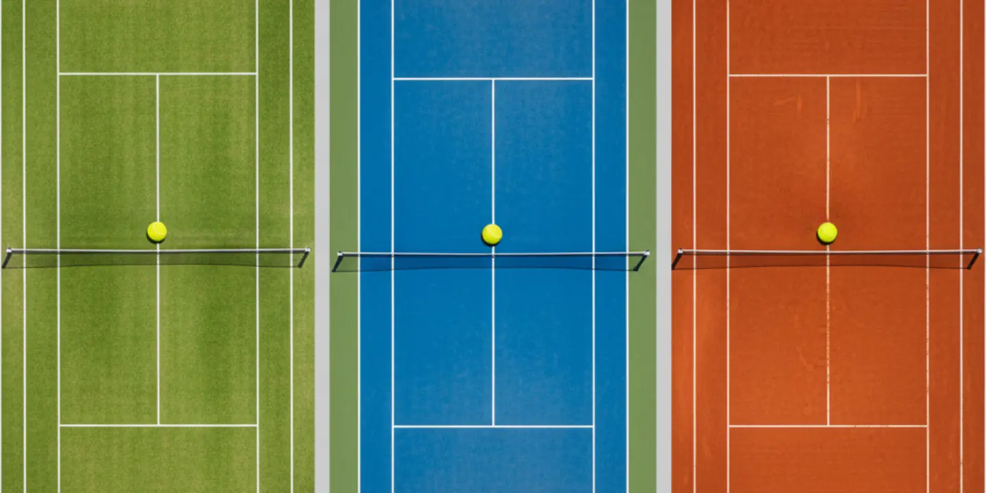 Vista superior de canchas de tenis en césped, cemento y tierra con pelotas