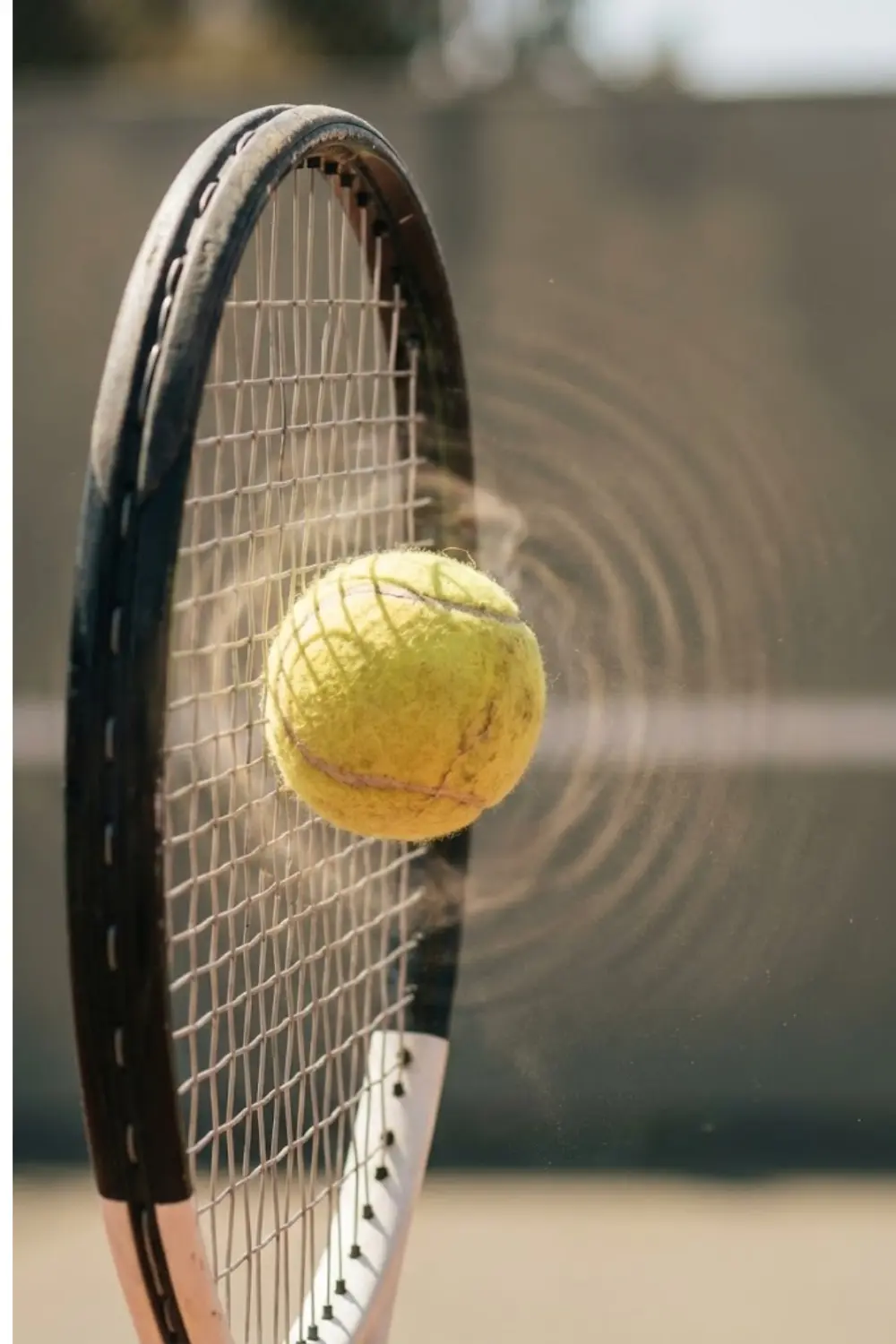 Balle près des cordes avec ondes circulaires représentant les vibrations