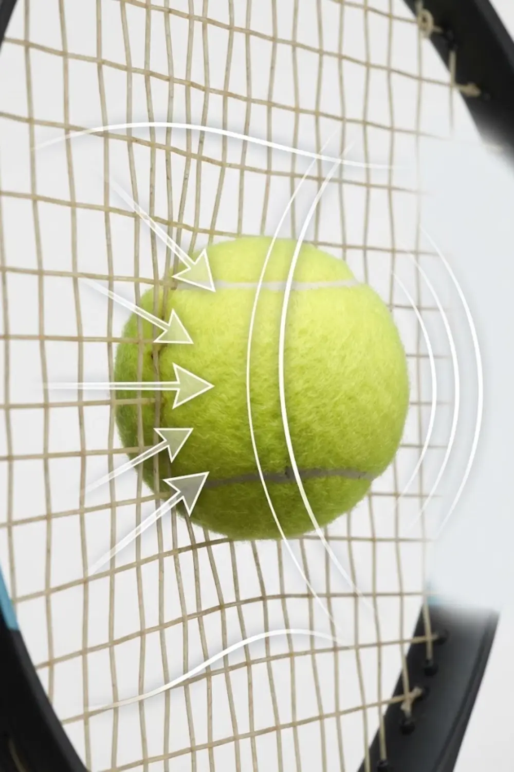 Balle de tennis comprimée sur le plan de cordage, flèches indiquant force et déformation