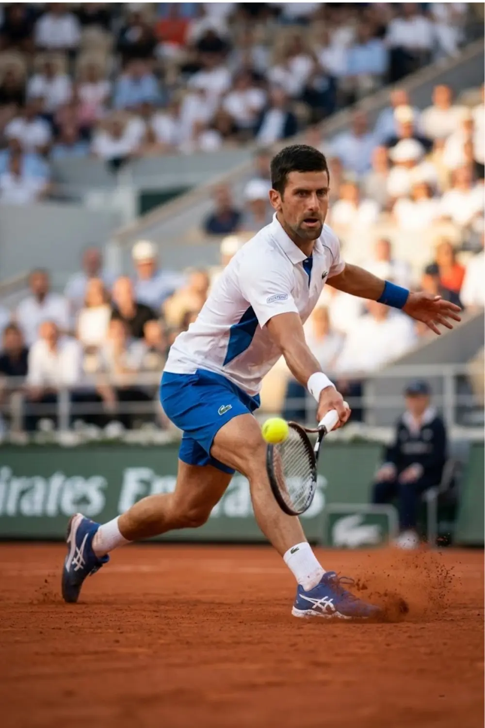 Defensiver Lauf in voller Streckung auf Sandplatz Novak Djokovic in voller Streckung auf Sandplatz, um den Ball bei einer defensiven Aktion zu erreichen