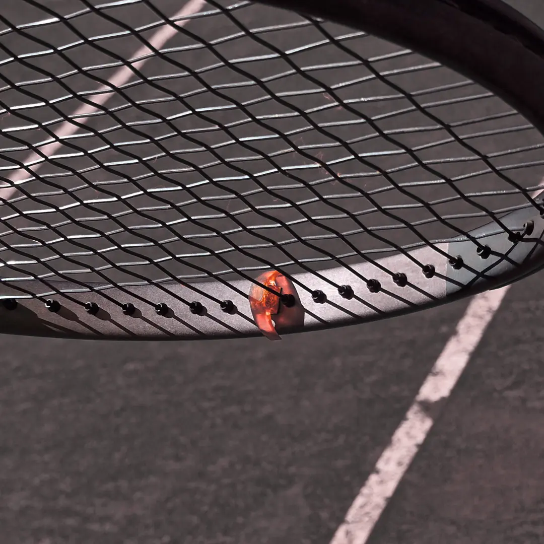 Tennisschläger mit montiertem Torsion Balancer am Rahmen