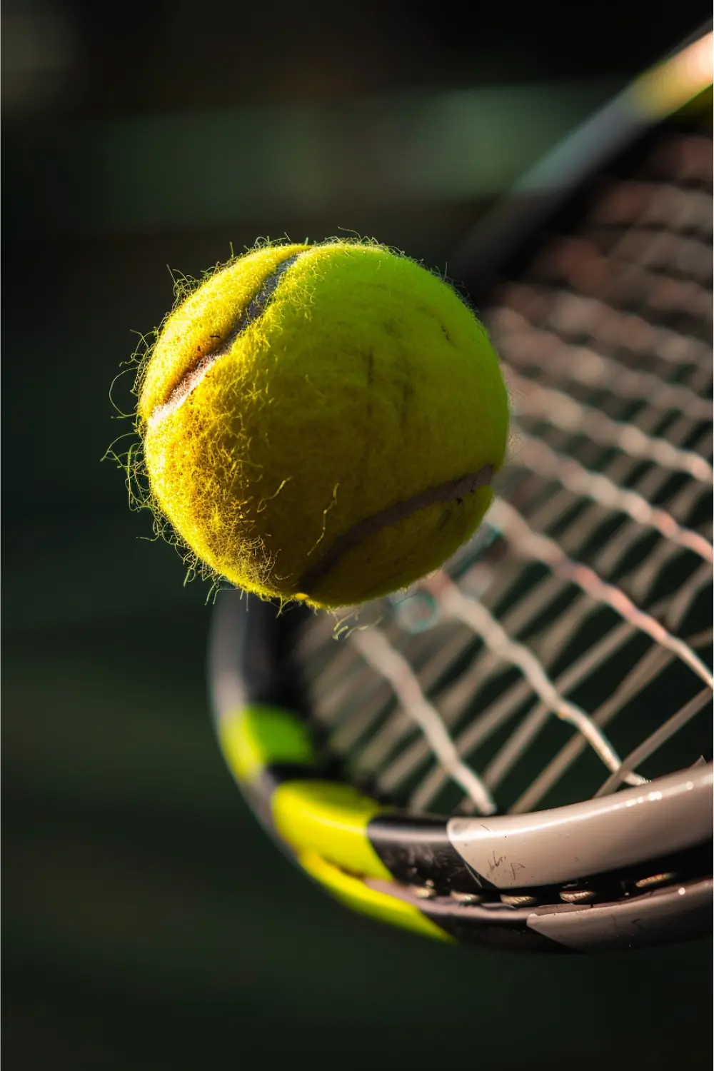 Außermittiger Ballkontakt Nahaufnahme eines Balls, der nahe am Rahmen auf das Saitenbett trifft und einen außermittigen Kontakt zeigt