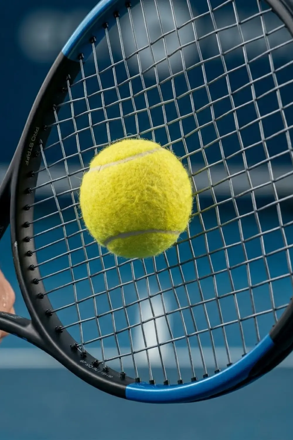 Compression de la balle sur les cordes Balle de tennis se comprimant contre le plan de cordage au moment de l’impact